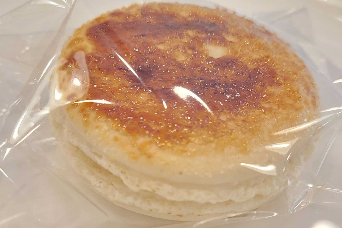 Creme brulee Macaron