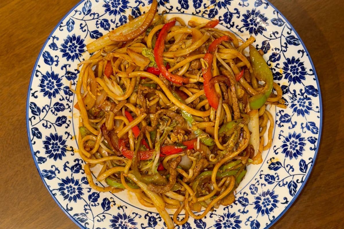 (B1) 牛肉炒面 Stir-Fried Noodles With Beef & Vegetables🌶️