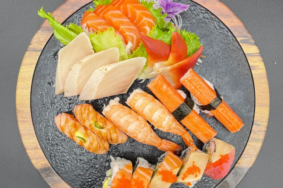 D1 Sashimi 9pcs(Salmon.white tuna.surf clam)Sushi 6pcs(Torch salmon.Ebi. Crab stick)Rainbow Roll 5pcs