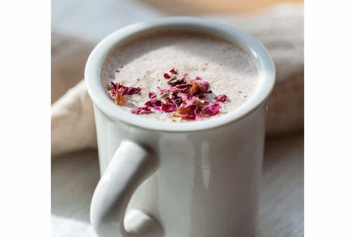 Chai latté à la rose (grand) / Rose Chai Latte (large)
