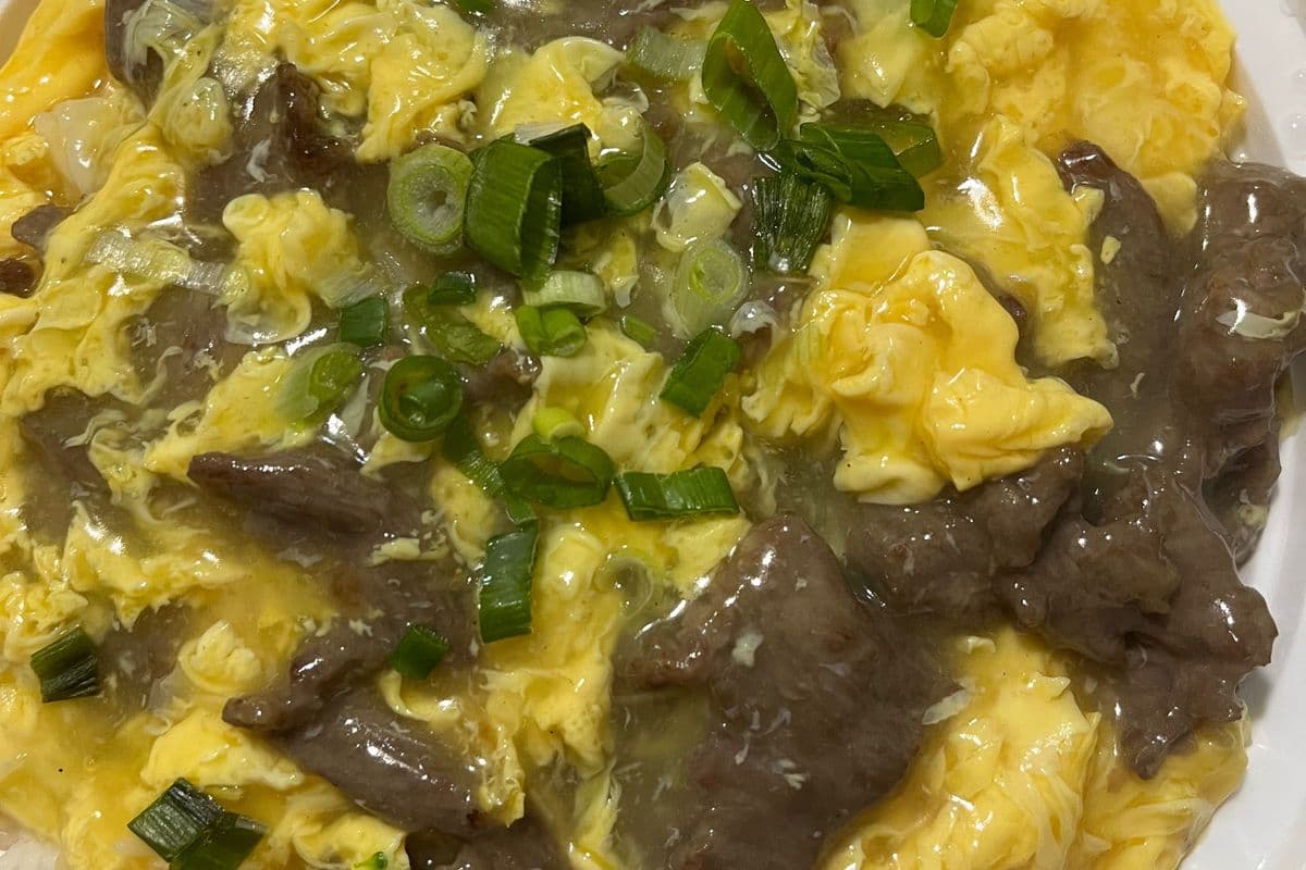 Scrambled Egg with Beef on Rice 滑蛋牛饭