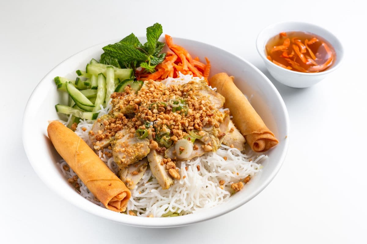 B08. Bun Ga Nuong Cha Gio