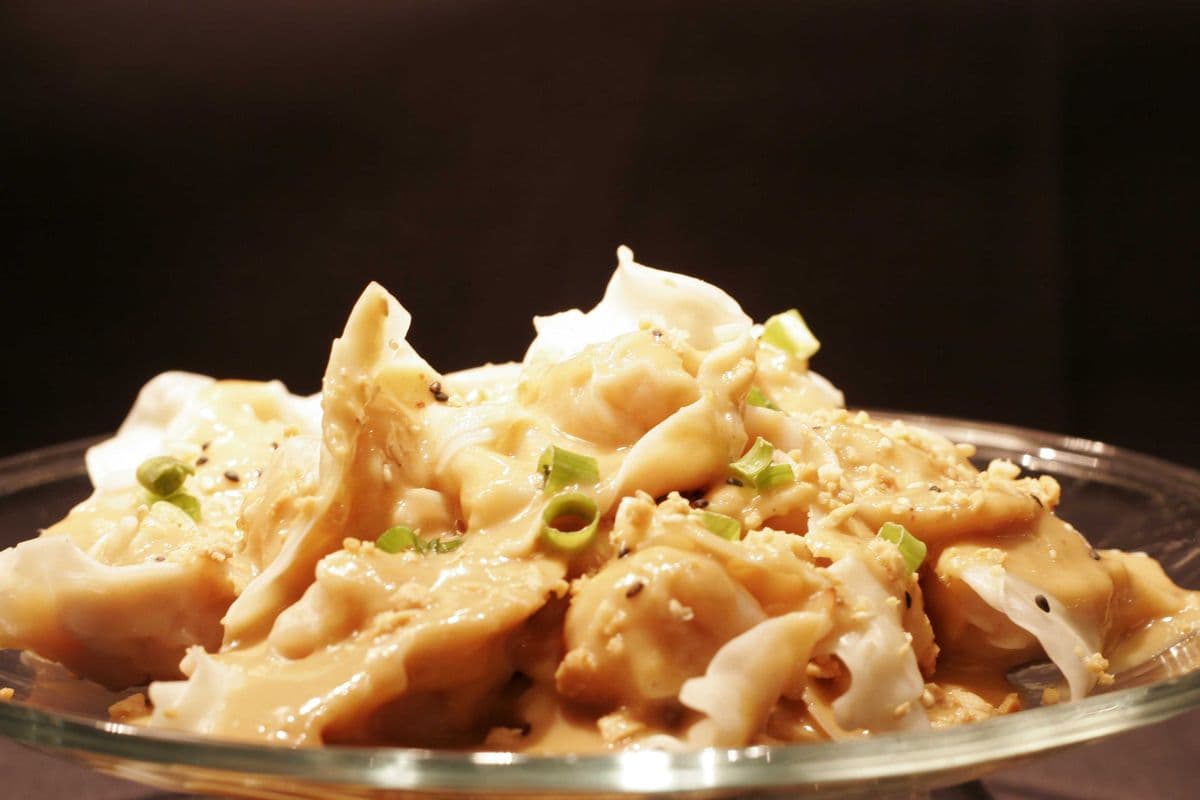 Dumplings with Peanut Sauce (10 pcs)