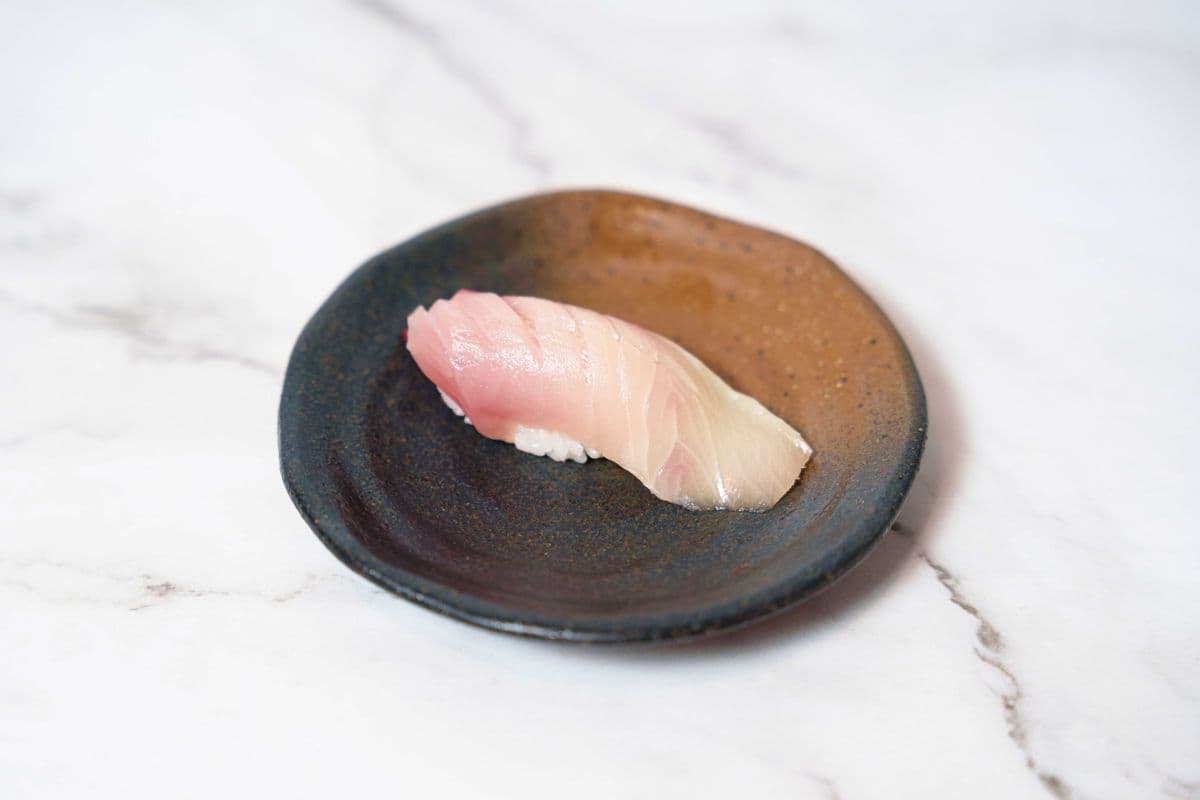 Hamachi Nigiri (1 pc)
