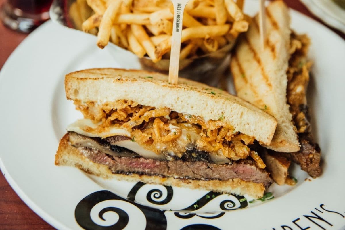 Sandwich Bifteck Delmonico // Delmonico steak sandwich