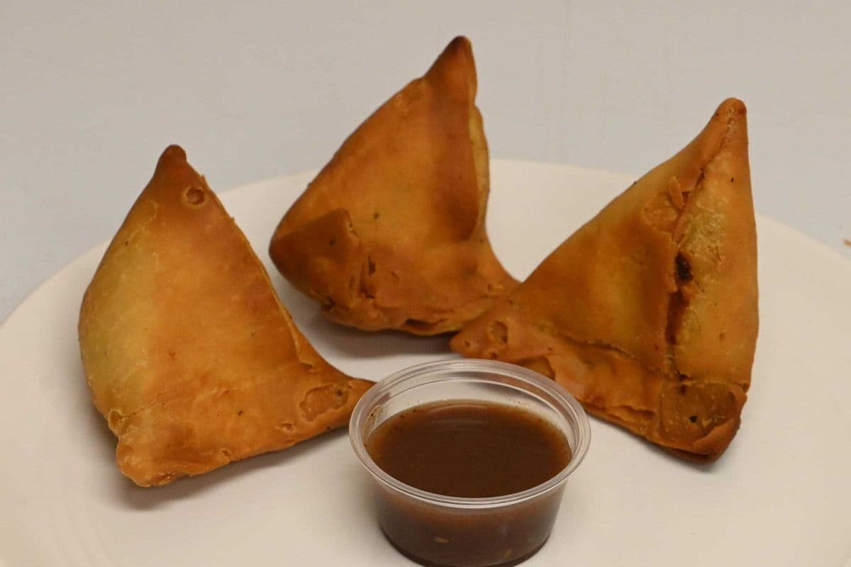 Tandoori Paneer Samosa with Chutney (3 pcs)