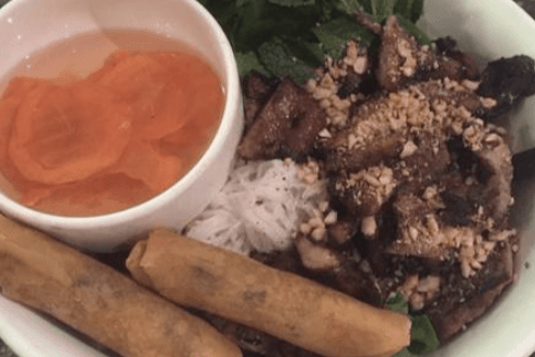 24. Vermicelle au porc et rouleaux impériaux (2mcx) / Grilled Pork and Imperial Roll (2pcs) on Vermicelli