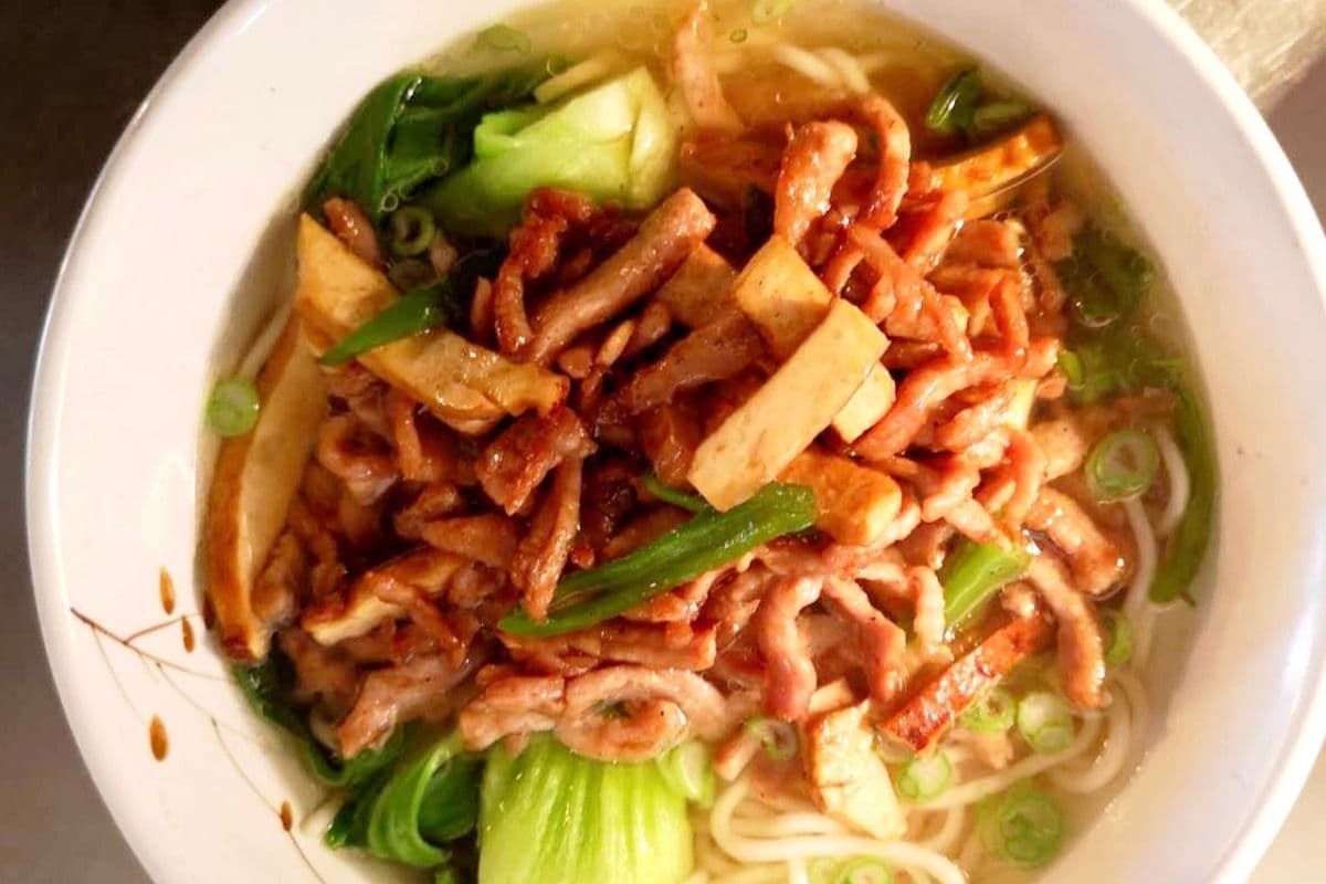 Stir-Fried Hot Peppers and With Shredded Pork Noodle Soup (尖椒香干肉丝面)