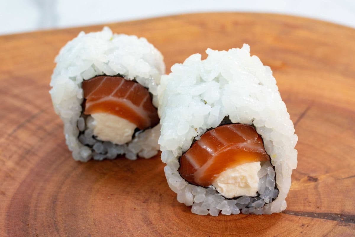 Salmon and Cream Cheese Rolls (6 pcs)
