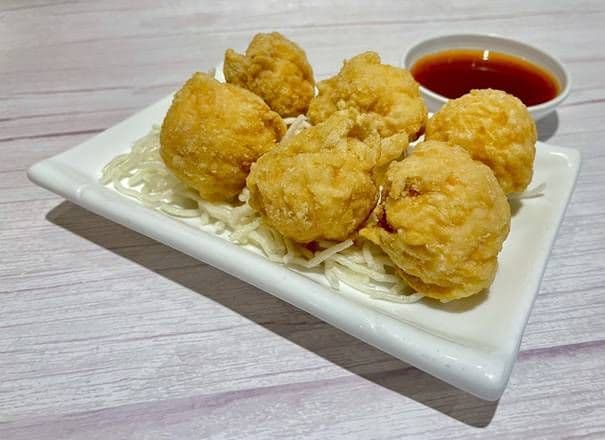 Deep Fried Prawn Wontons with Sweet and Sour Sauce / 酥炸鮮蝦雲吞