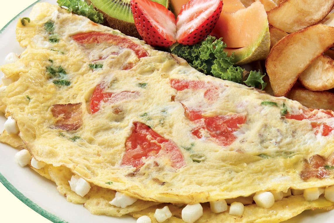 Omelette tomates, bacon et chèvre