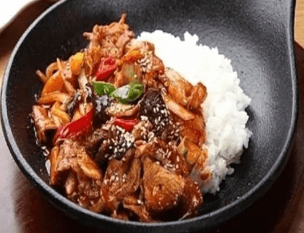 Porc épicé avec riz / Spicy pork with rice