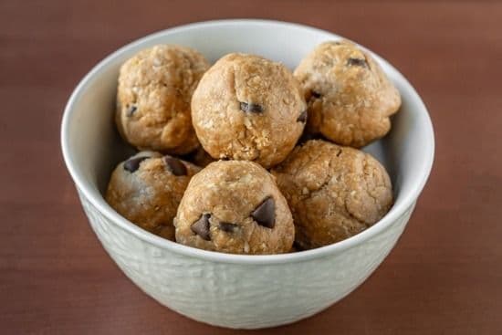 Peanut Butter Chocolate Chip Energy Balls (2)