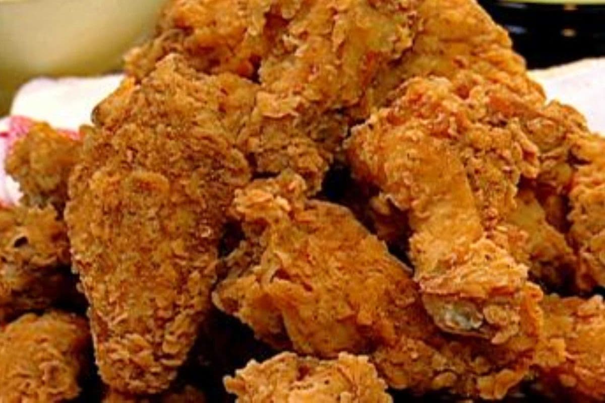 12 CHICKEN WINGS + 6 MOJOS OR POUTINE + ONE DIP $22