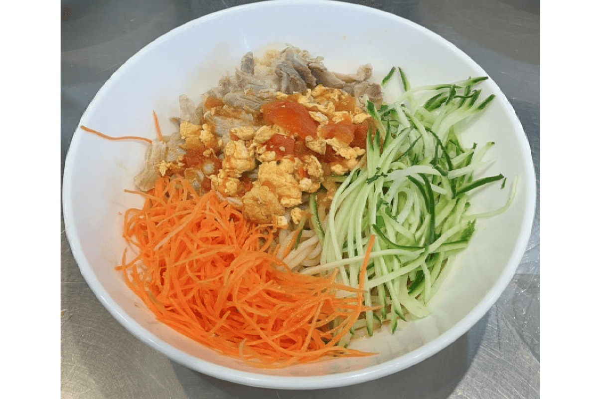 Hot Noodles with Chicken Shredded and Sesame Sauce 鸡丝麻酱热面