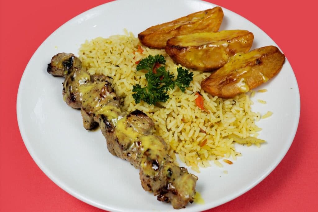 Assiette de souvlaki au porc pour un / Pork Souvlaki Platter for One