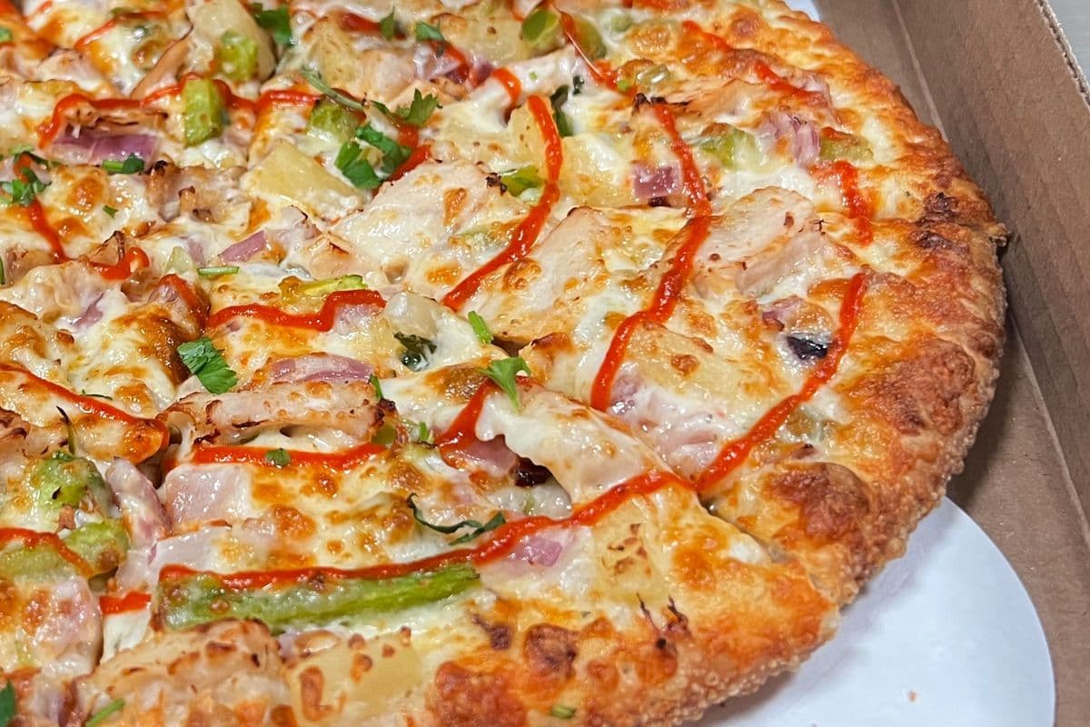 Small Chicken Sriracha Pizza