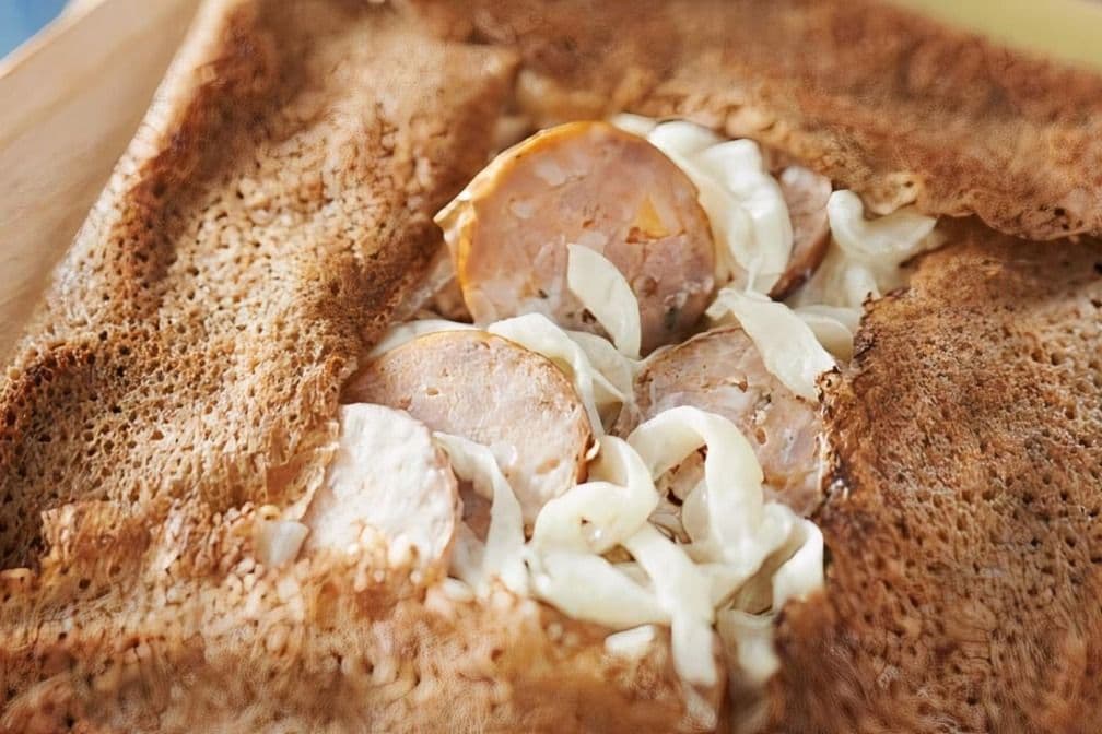 Trois Crêpes Sarrasins Roulées avec Saucisses et Cheddar / Three Buckwheat Crêpes Rolled with Sausages and Cheddar