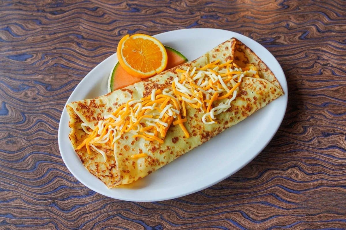 Crêpe française farcie avec 2 oeufs brouillés / French pancake stuffed with 2 scrambled eggs
