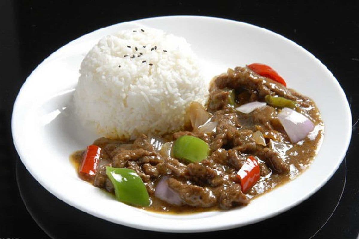 3. Stir Fried Beef with Black Pepper Rice Bowl (黑椒牛肉盖码饭)