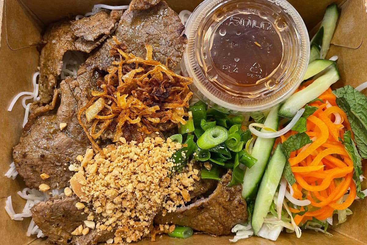 28. Stir-Fry Angus Beef Vermicelli / Rice