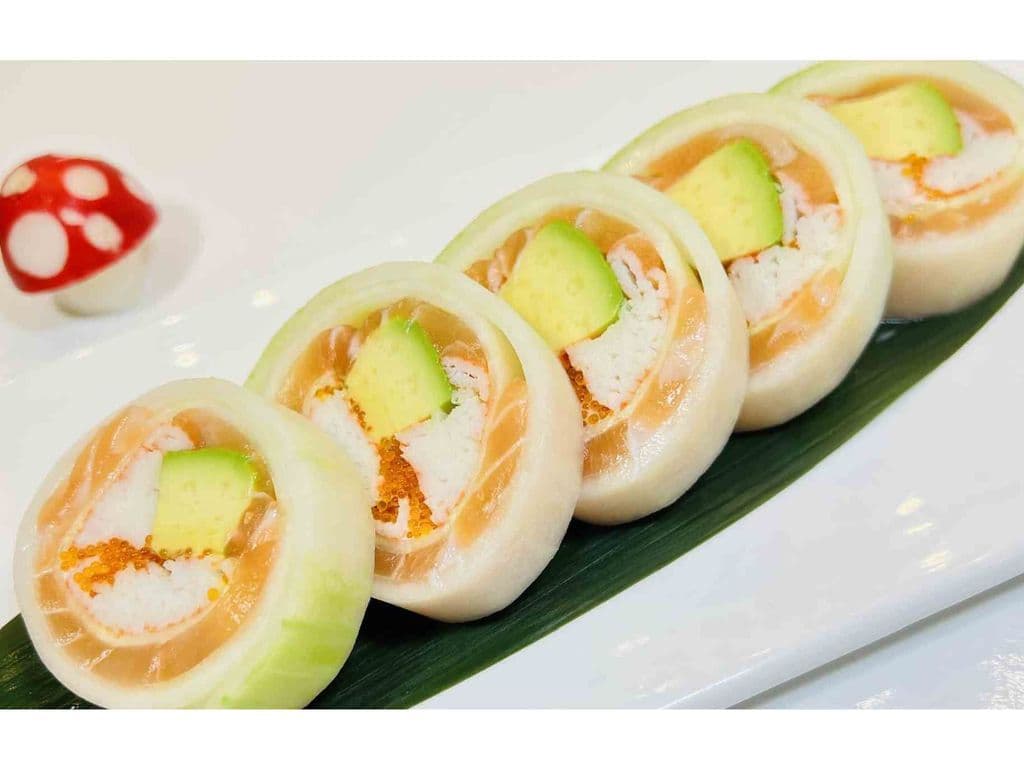 Salmon Cucumber Salad Roll (5pcs)