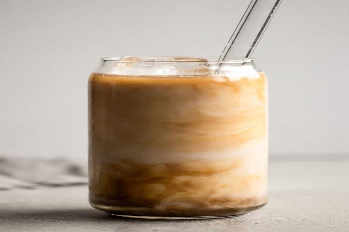 ICED VANILA LATTE (18OZ)