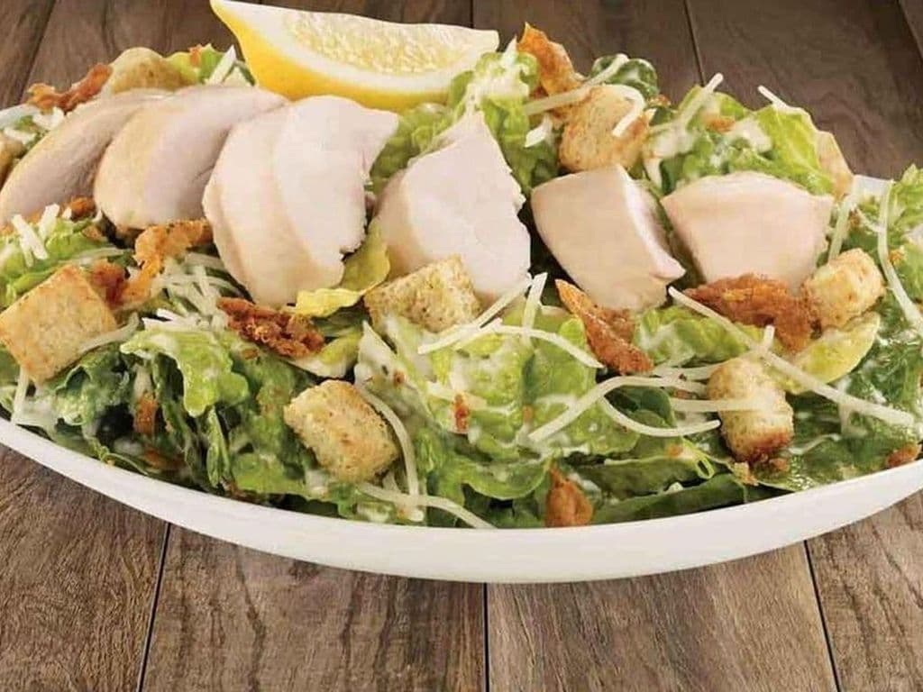 Salade César St-Hubert avec poulet au choix / St-Hubert Caesar salad with your choice of chicken