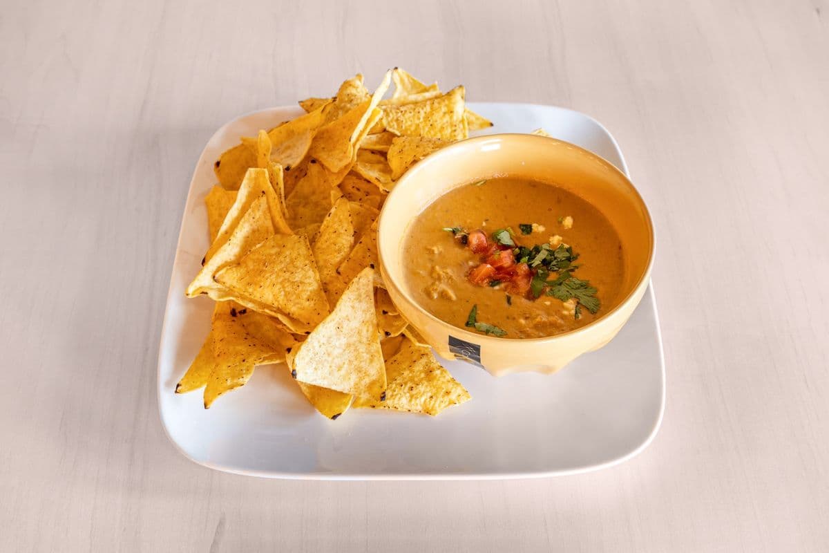 Green Chili Queso Cheese Sauce and Chips (4 oz)
