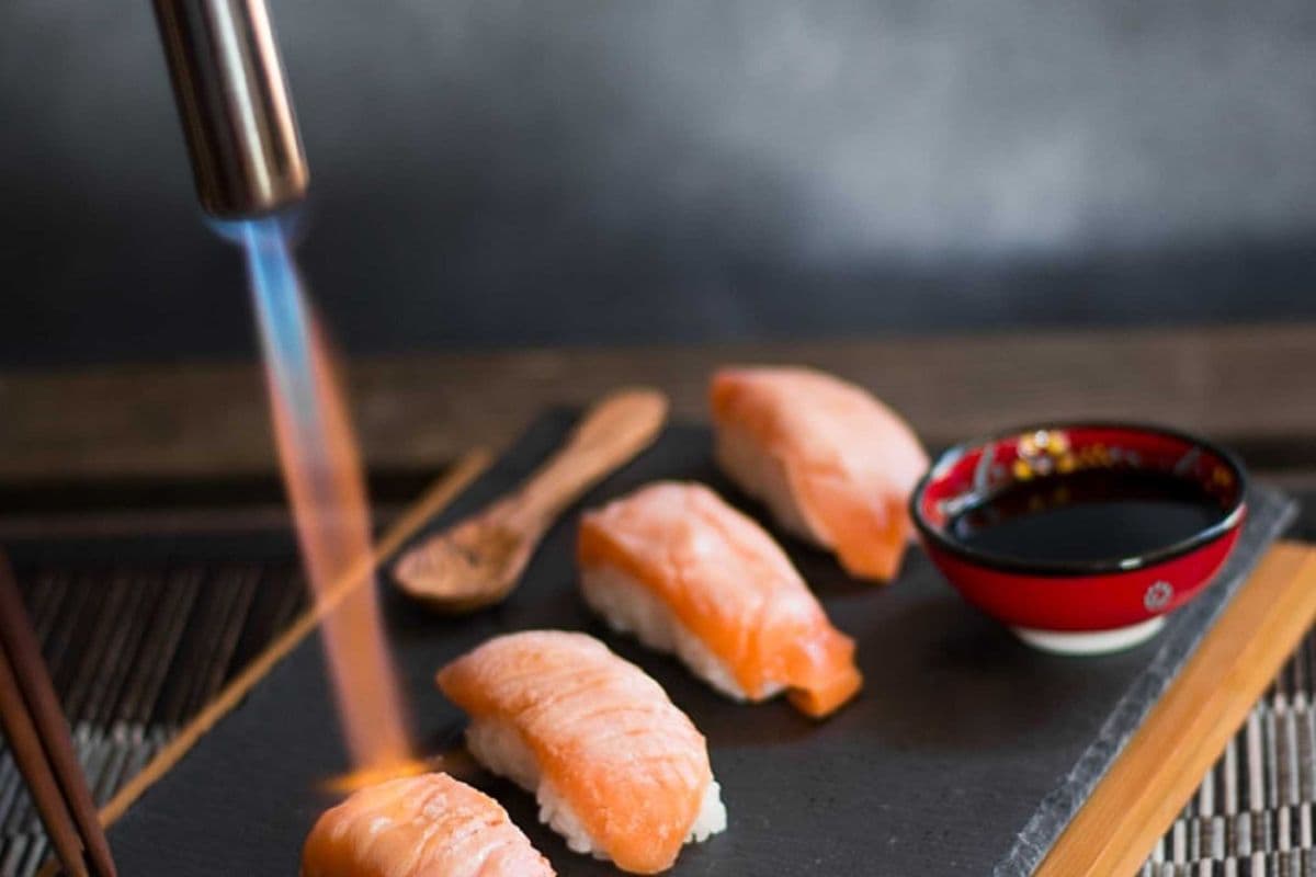 Torched Salmon Sushi (2pcs)