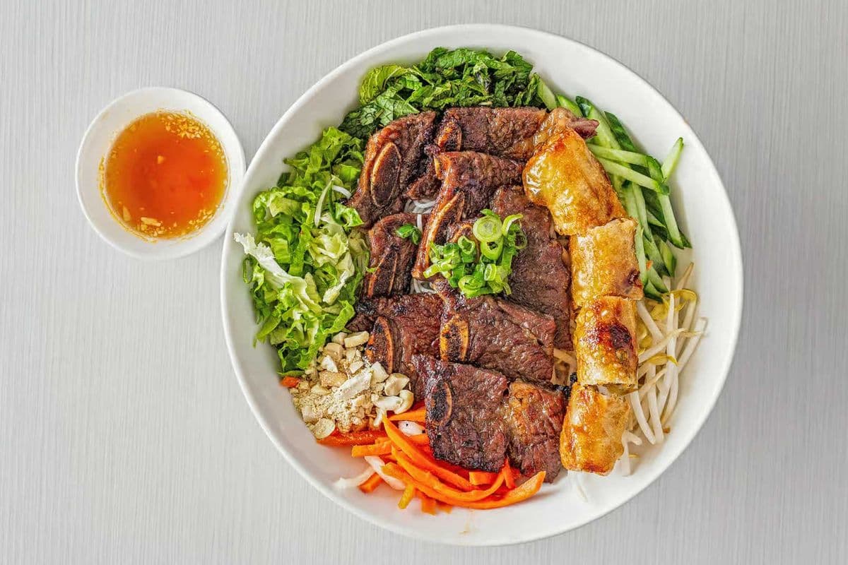 V5. Sườn Bò Nướng / Grilled Lemongrass Short Rib with Spring Roll