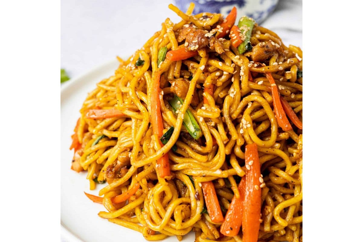 Chicken Fried Egg Noodles 鸡肉炒蛋面