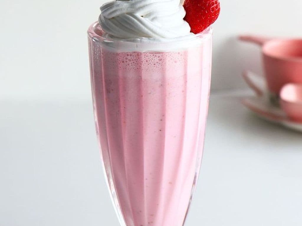 FRAPPÉ AUX FRAISES / STRAWBERRY MILKSHAKE