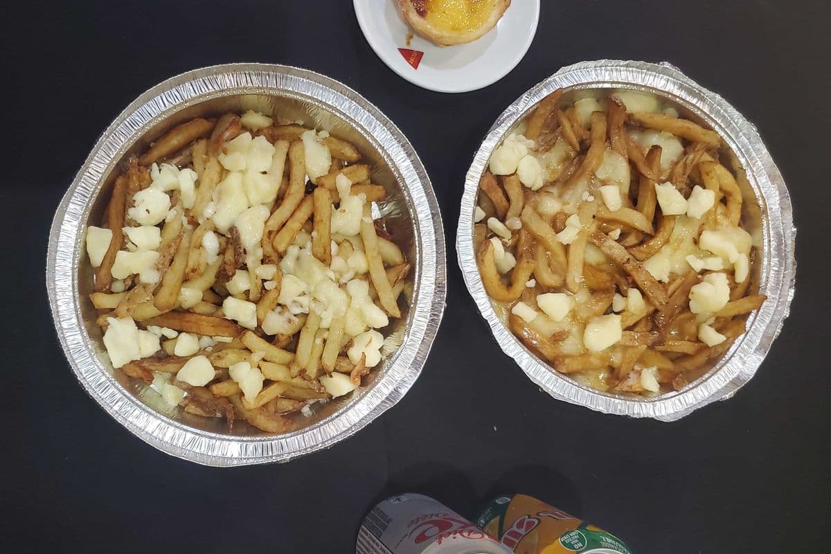2 poutines Classique (2Canettes et 2Déssert) / 2Classic Poutines