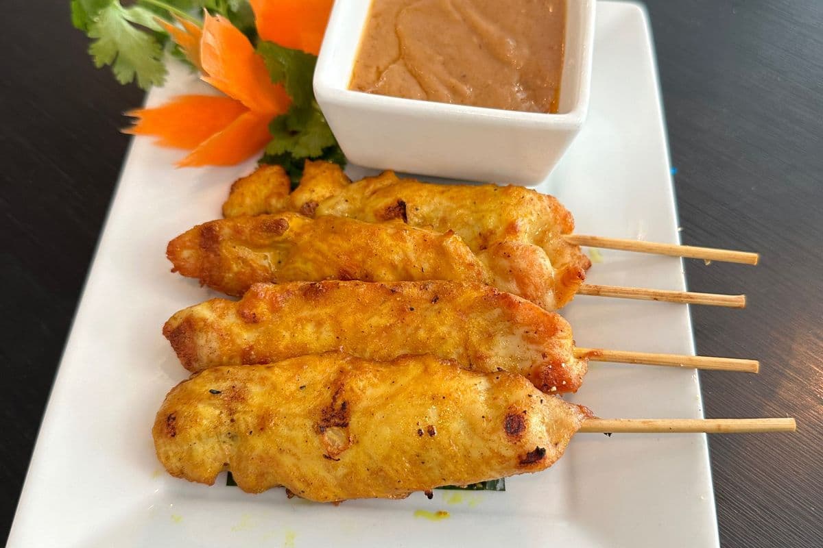 AP2. Chicken Satay (4 skewers)