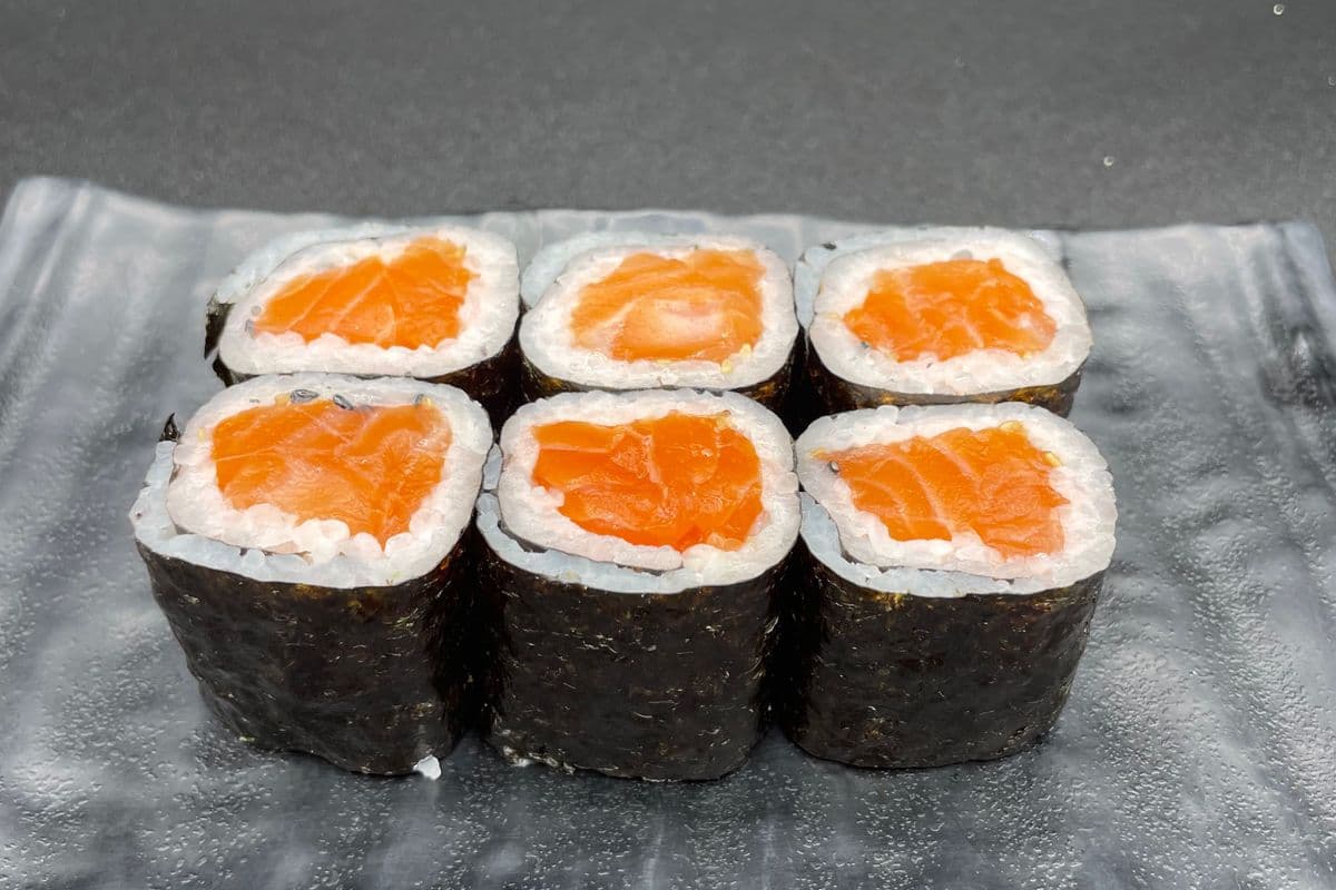 401. Salmon (Sake) Hosomaki (6 pcs)