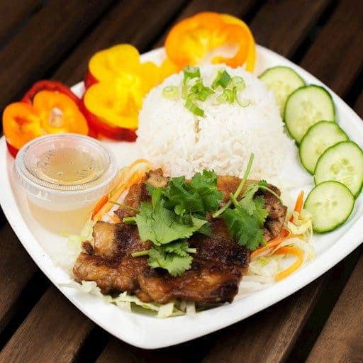 Poulet grillé avec sauce au beurre d'arachides et riz / Grilled Chicken with Peanut Sauce & Rice
