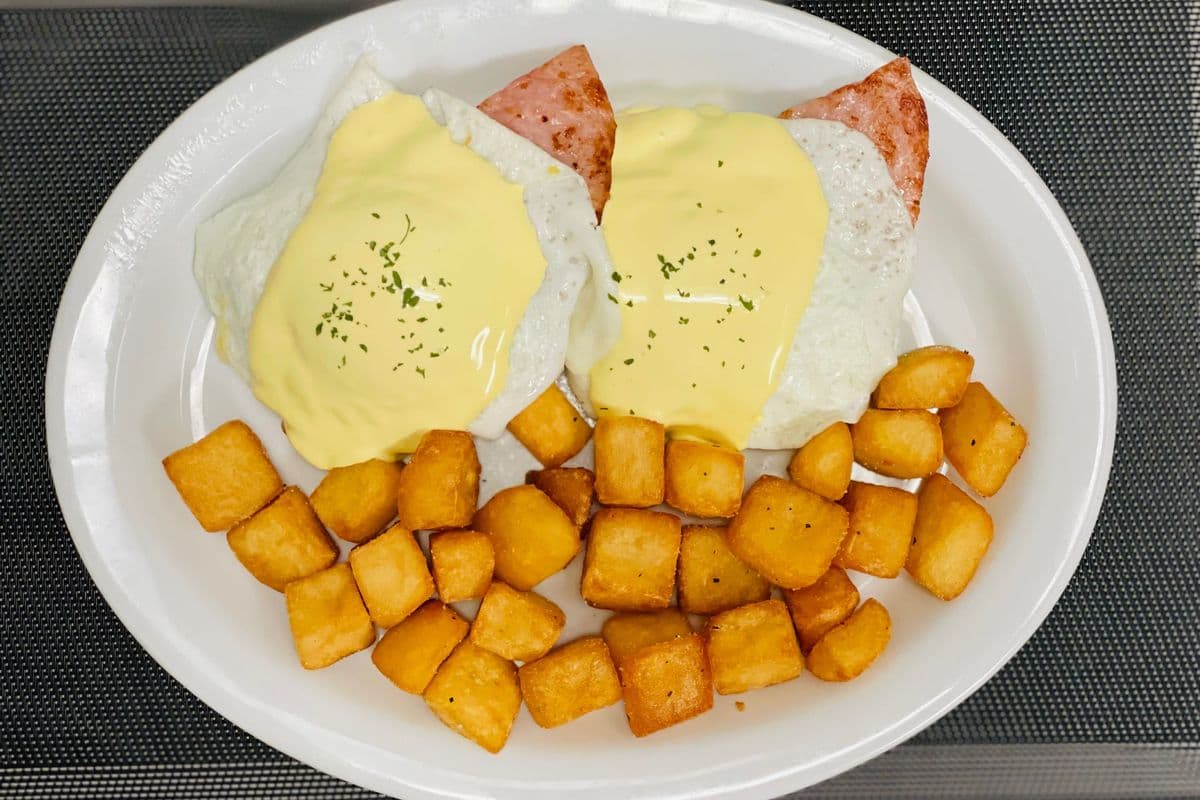Eggs Benedict with Grilled Ham