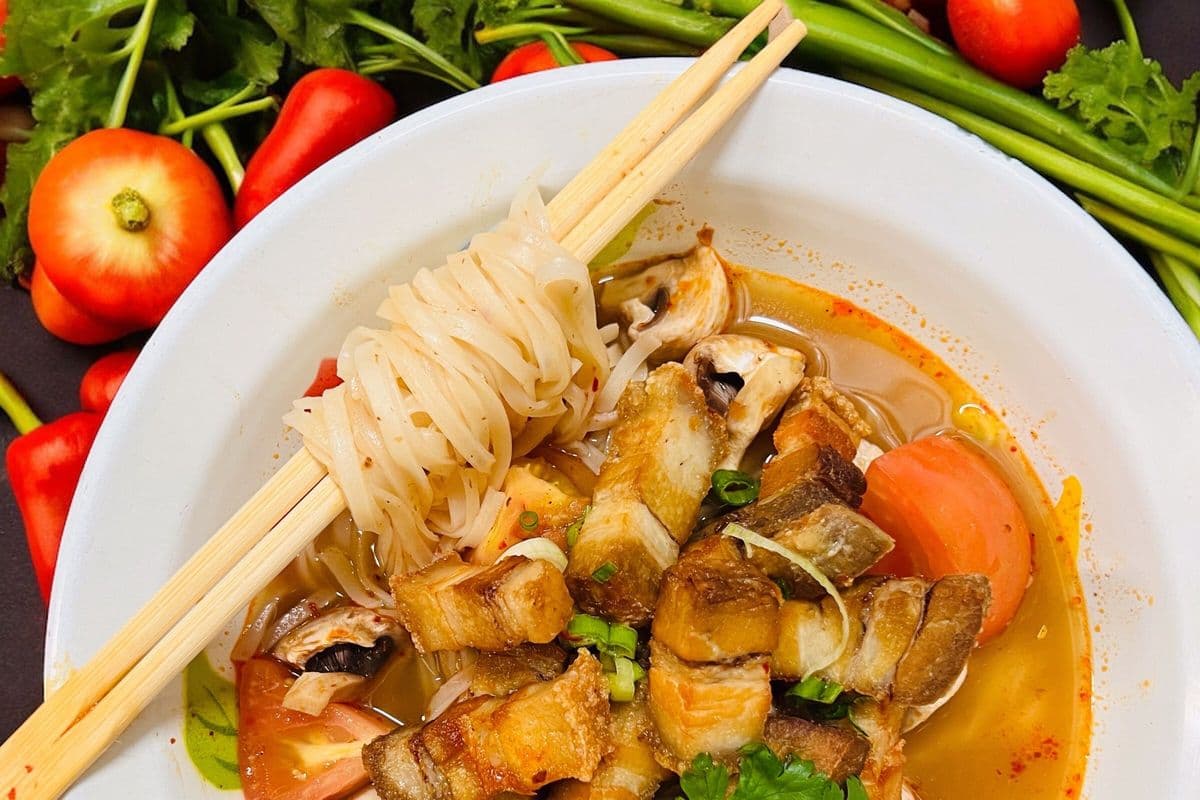Tom Yum Noodles Soup (ก๋วยเตี๊ยวต้มยำ)