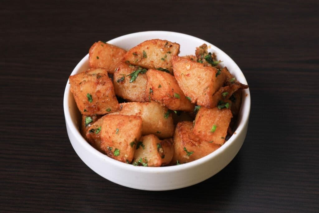 Pita, patates à l'ail et un breuvage