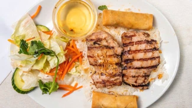 Poulet grillé à la citronnelle et rouleaux impériaux / Grilled Lemon Grass Chicken & imperial roll