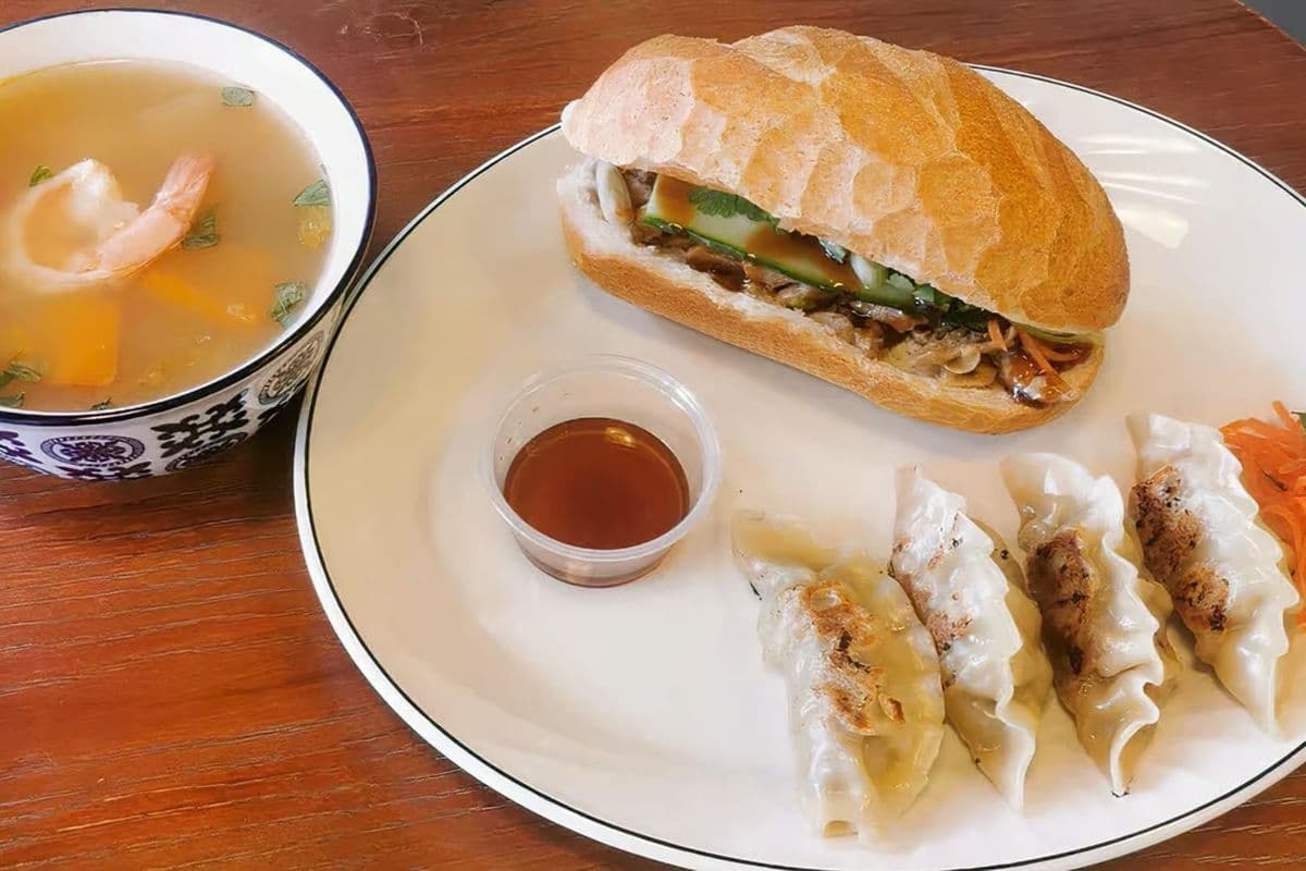 # 20 Combo dumplings (Poulet ou boeuf) Soupe Tom Yum ou Wonton et Bánh Mì au Poulet/ Combo Dumplings - Tom Yum Soup or Wonton and ch Bánh Mi