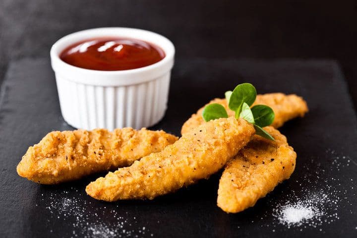 Doigts de poulet / Chicken Fingers servi avec frites