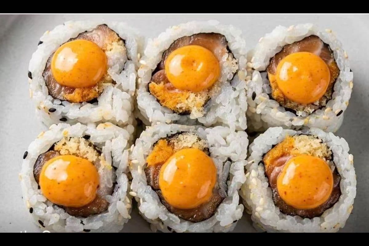 M6. Spicy Salmon Roll (6 pcs)