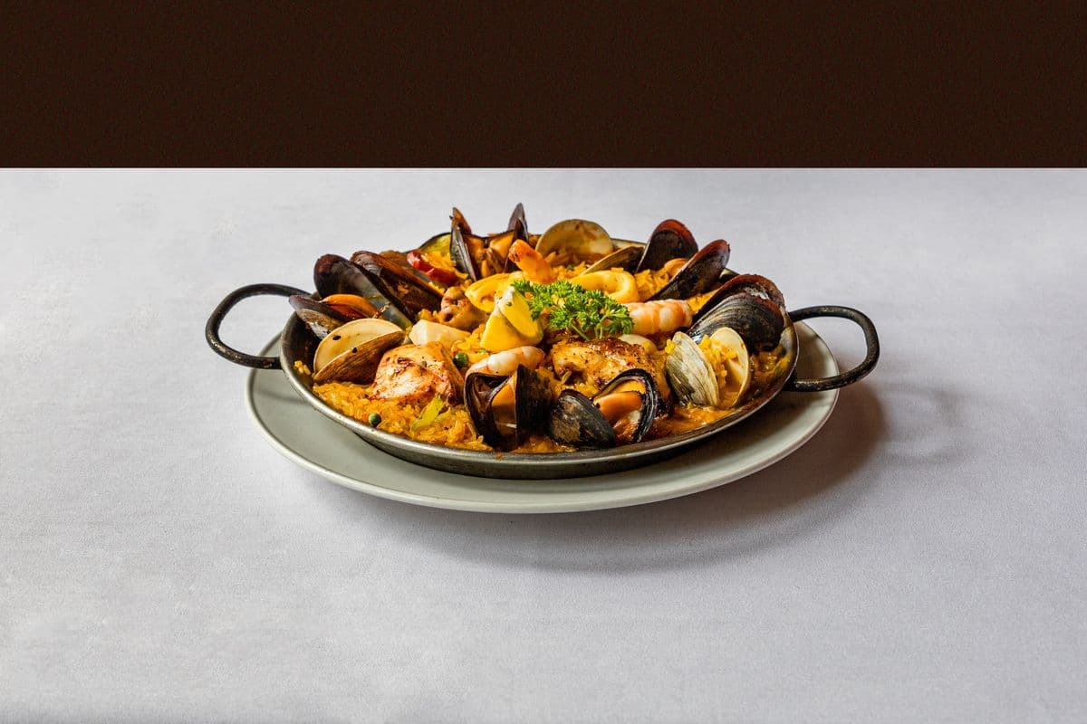 Paella Valenciana (Fruits de Mer, Poulet, Chorizo / Seafood, Chicken, Chorizo)