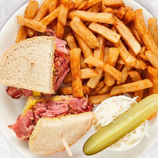 Sandwich à la viande fumée avec frites / Smoked meat sandwich with fries