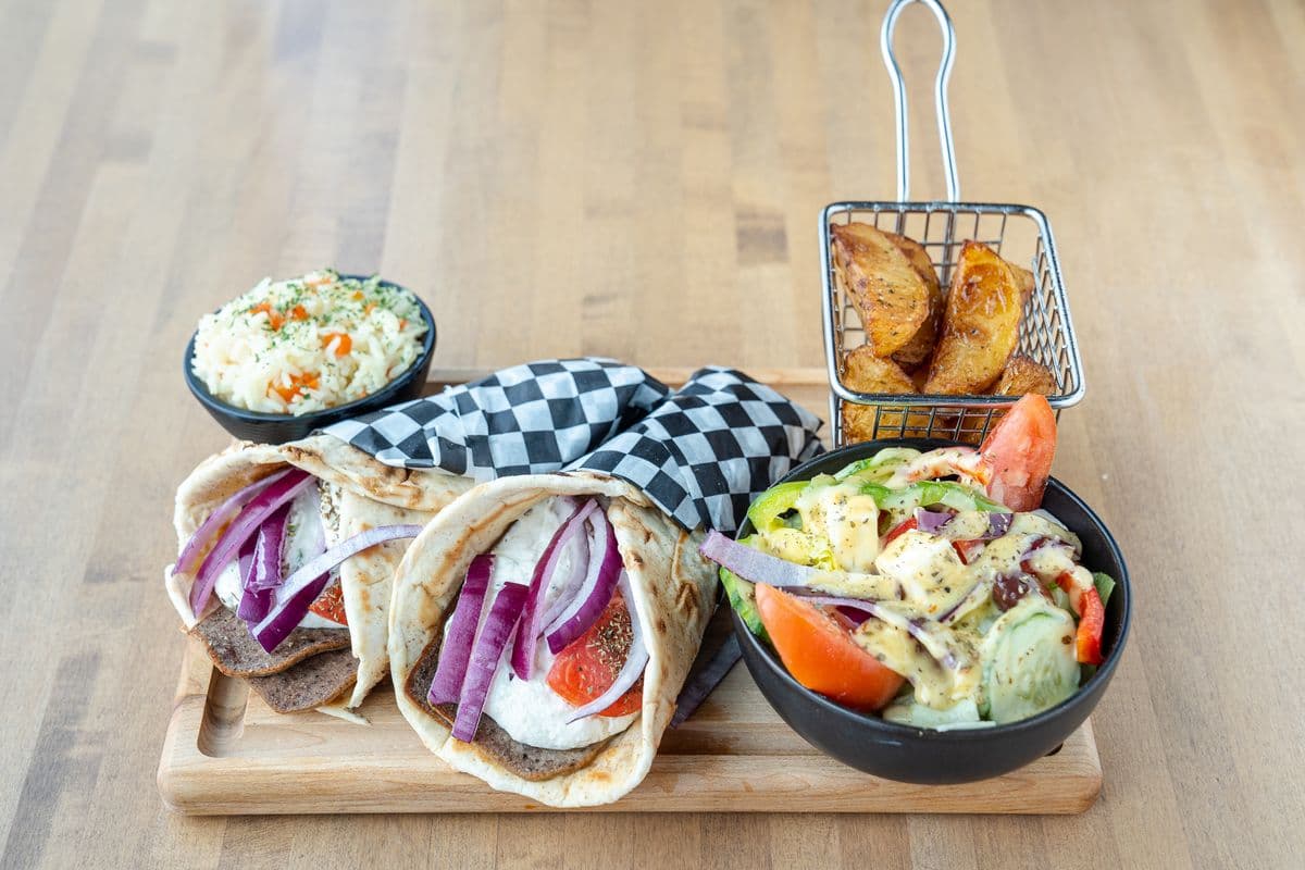 Assiette de gyros sur pita / Gyros on Pita Plate