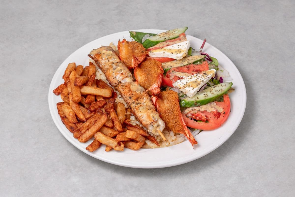 Souvlaki (poulet ou porc) et 3 crevettes papillon / Souvlaki (chicken or porc) and 3 butterfly shrimp