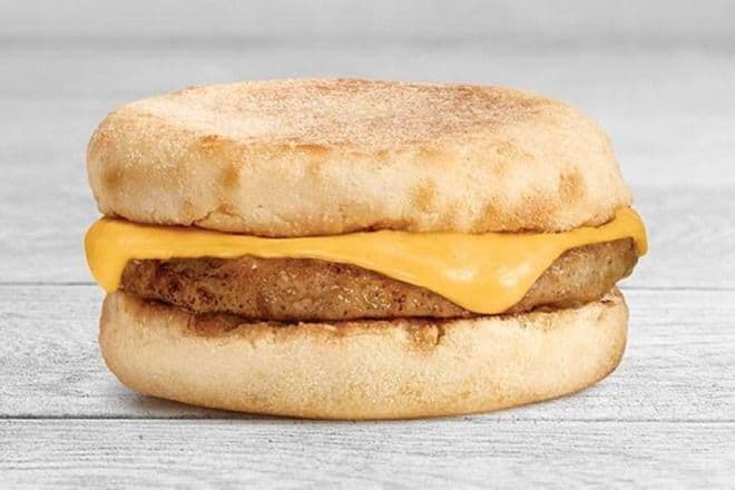Saucisse et cheddar sur muffin anglais / English Muffin Sausage & Cheddar