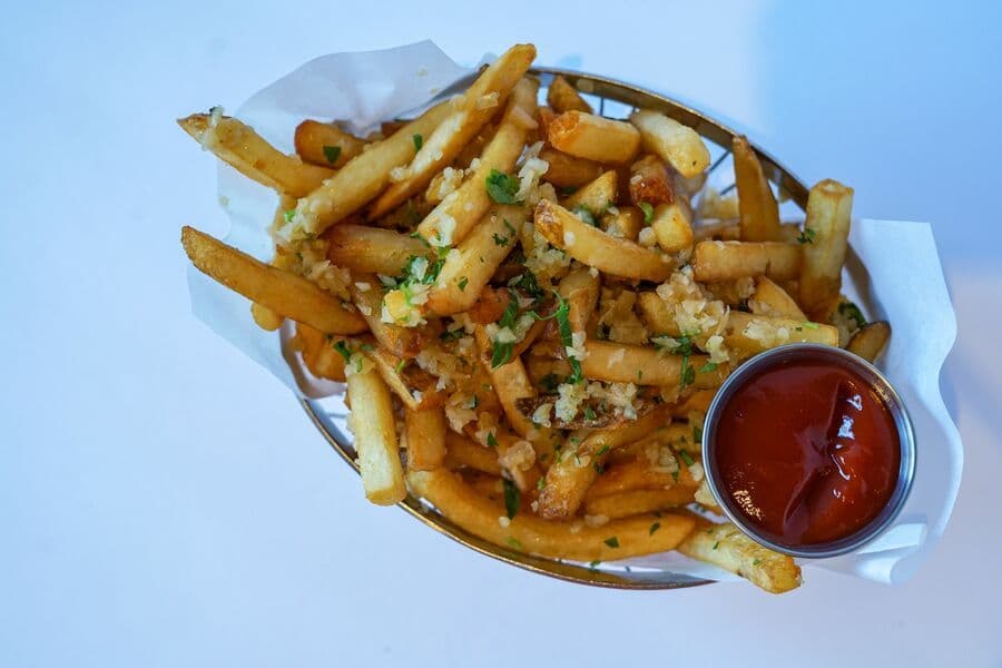 FRESH CUT DELUXE KENNEBEC GARLIC FRIES - Selfish